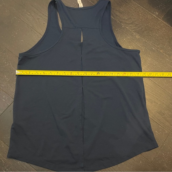 Under Armour Women's The Rock Whisperlight Tie Back Tank Tank size large - Picture 6 of 6